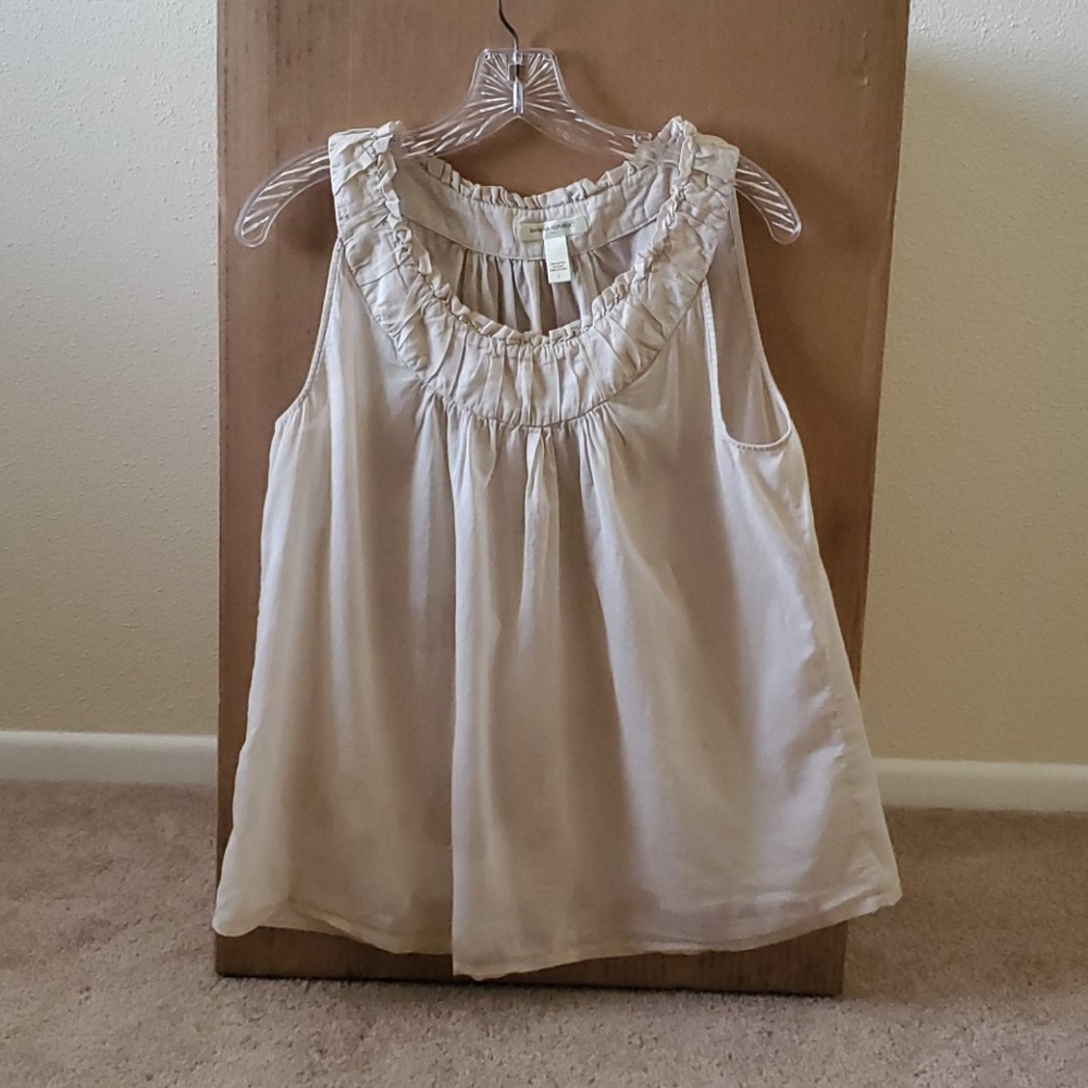 Woman's light sleeveless shirt